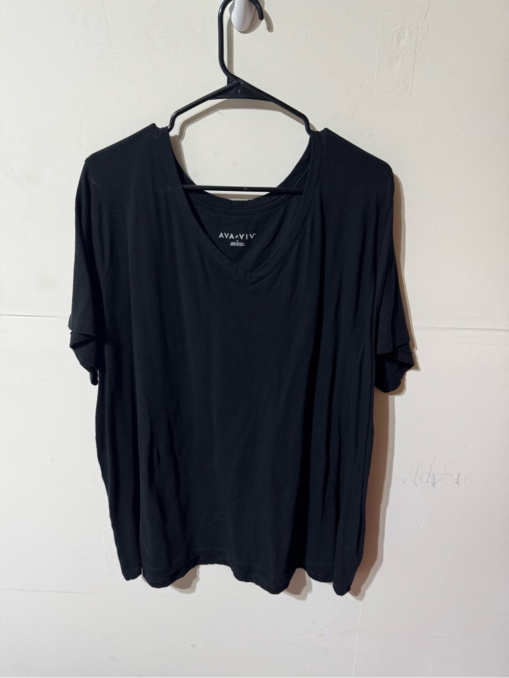 Ava & Viv Black V-Neck Short Sleeve Tee